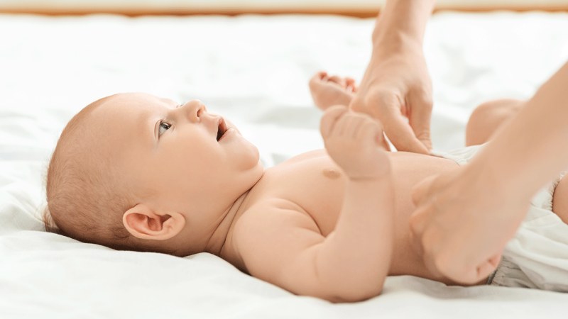 Pai trata de bebé com diarreia aguda