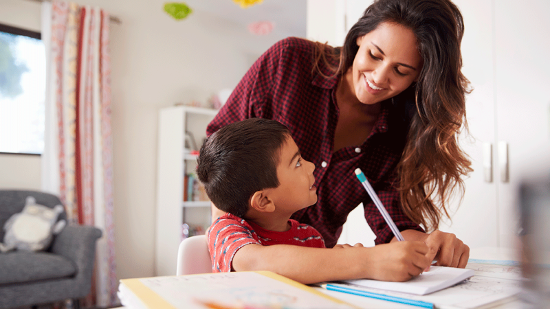 Mãe e filho estudam juntos para compreender a dislexia