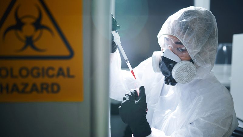 Especialista analisa vírus do ébola em laboratório