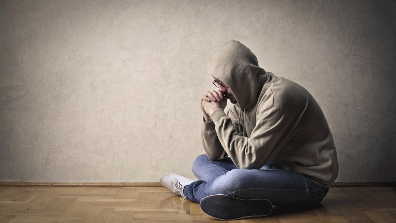 Indivíduo revela sintomas da esquizofrenia