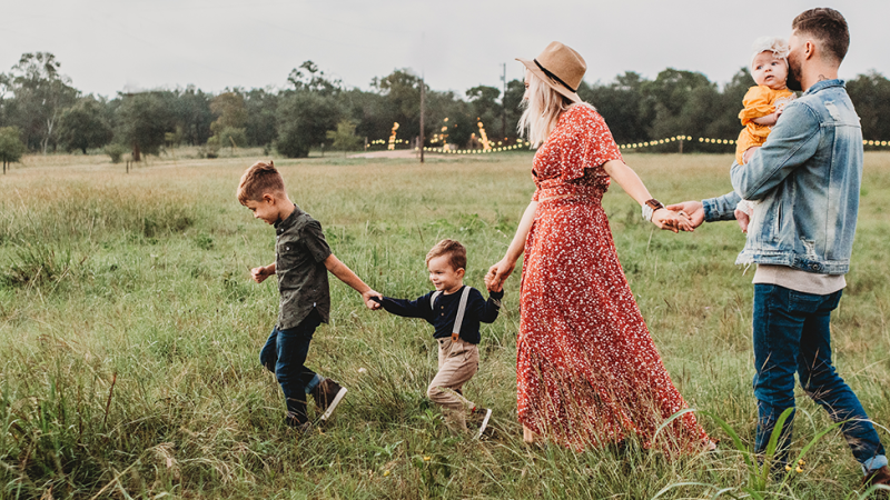 Família desfruta de férias tendo em consideração alguns cuidados a ter com as crianças