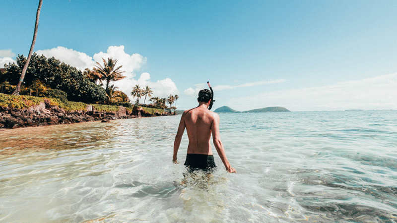 Homem passa férias em destino tropical