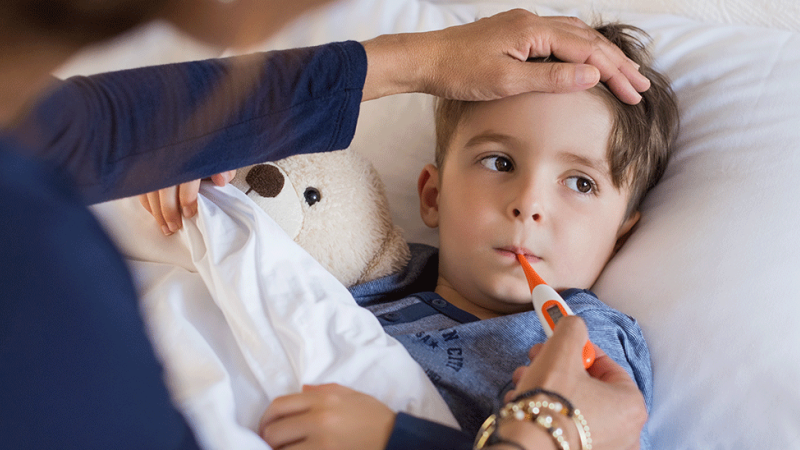 Mãe mede temperatura de filho adoentado