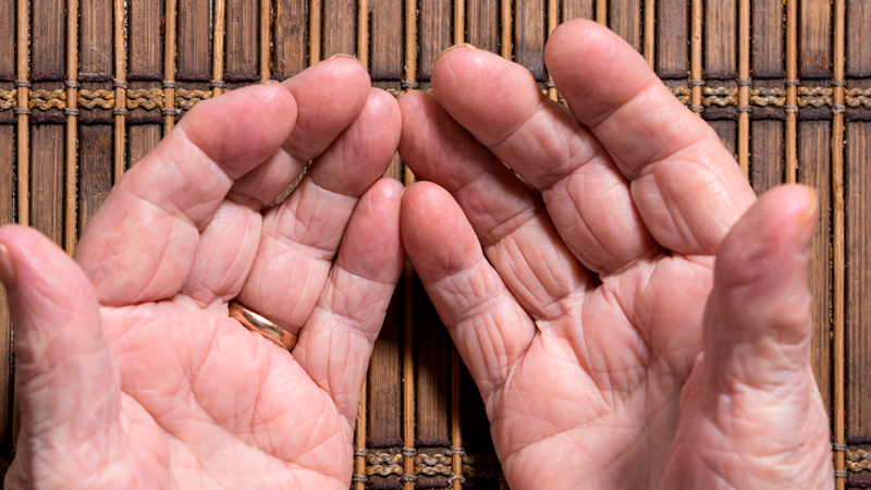 Mãos de indivíduo com sintomas de gota