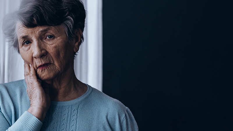 Mulher idosa pondera sobre como tratar a incontinência urinária