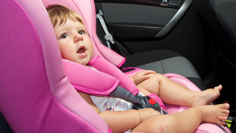 Criança na cadeirinha para prevenir acidentes