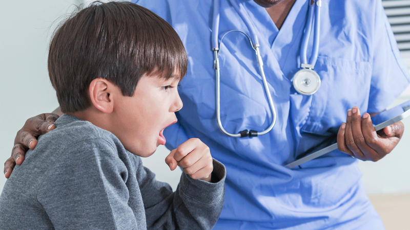 Médico avalia criança com laringite aguda