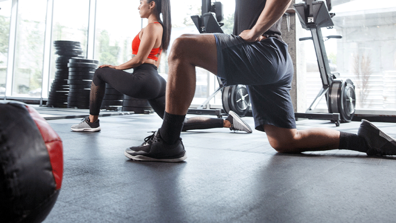 homem e mulher fazem treino após aprenderem a prevenir lesões musculares