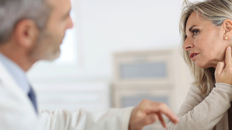 Mulher é avaliada pelo médico para diagnóstico de linfoma