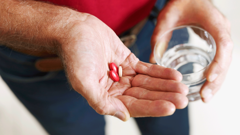 Homem prepara-se para tomar medicação segura