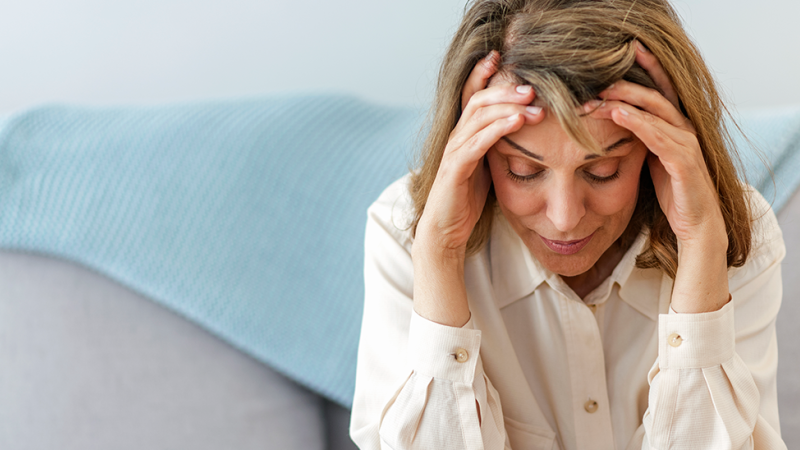 Mulher sente dificuldades de concentração, um dos sintomas mais comuns da menopausa