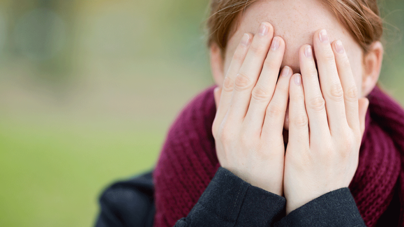 Mulher sofre de sintomas de miastenia grave