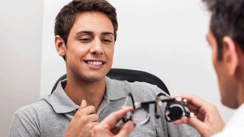 Homem com sintomas da miopia faz teste de visão