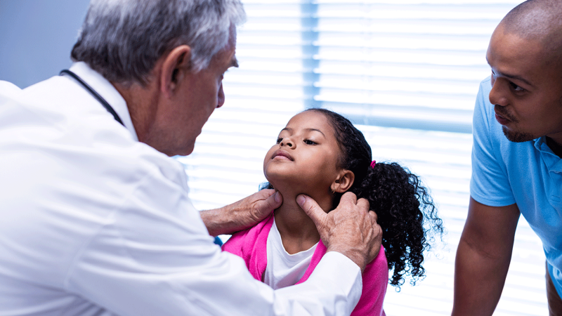 Médico avalia criança para diagnóstico de mononucleose