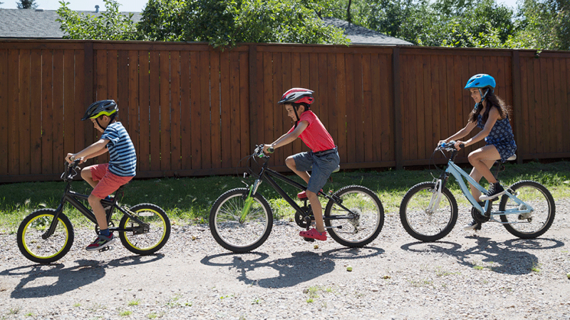 crianças a andar de bicicleta como forma de prevenir obesidade infantil