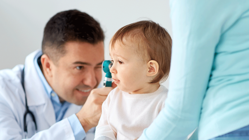 otorrinolaringologista observa bebé com possível otite serosa