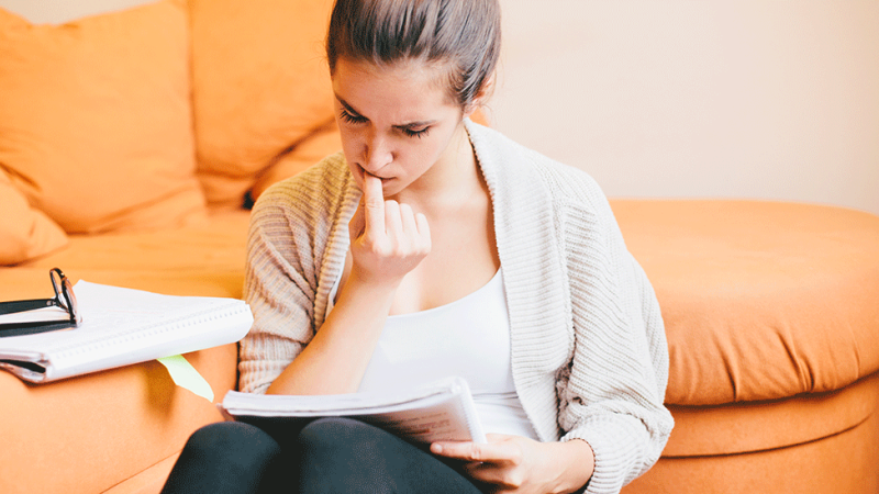 mulher a roer as unhas aumentando o risco de panarício