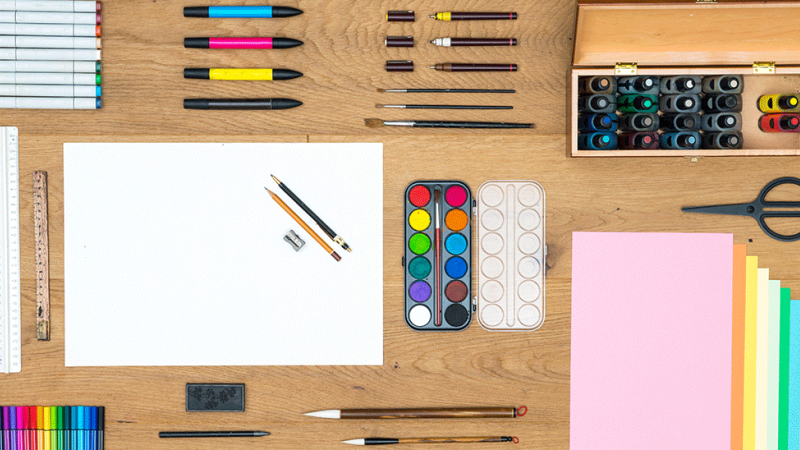 mesa com objetos dispostos por pessoa com perturbação obsessivo-compulsiva