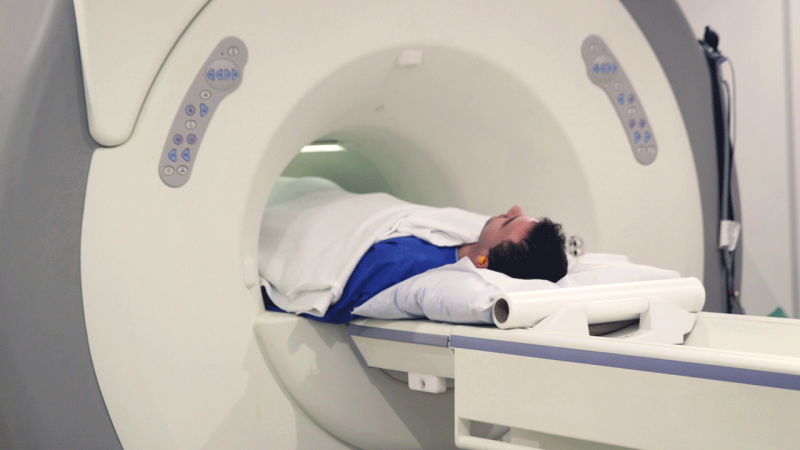 Paciente pronto a fazer ressonância magnética