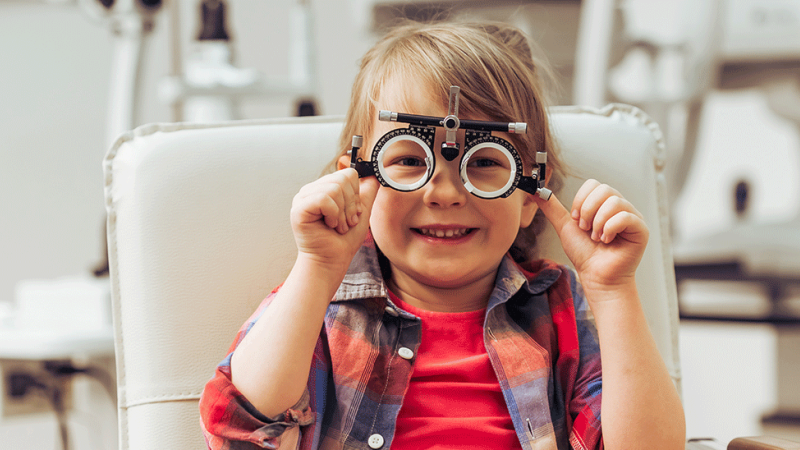 criança efetua teste para diagnóstico de retinoblastoma