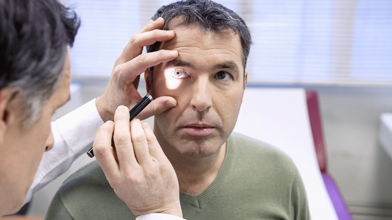 Médico avalia paciente para diagnóstico de retinopatia diabética