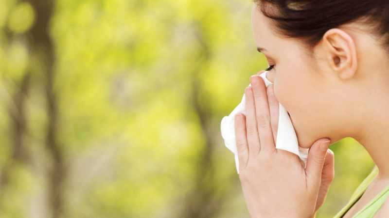 mulher apresenta sintomas de rinite alérgica