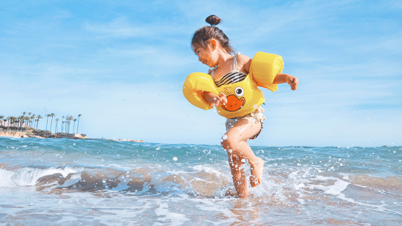Criança usa braçadeiras como medida de segurança na água