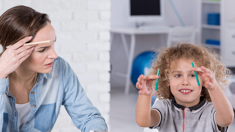 Mãe chateada porque filho com síndrome de défice de atenção e hiperatividade não se concentra nos estudos