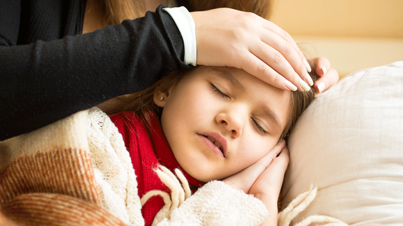 Mãe avalia filha para identificar síndrome de Reye