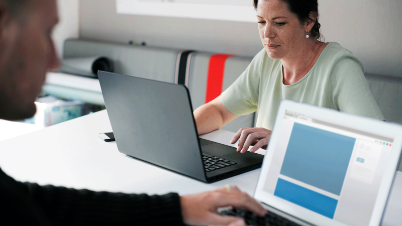 Mulher com Síndrome de Sjögren trabalha em escritório