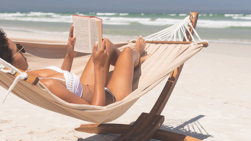 Mulher apanha sol depois de aplicar proteção solar