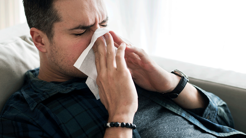 Homem com alergia ao pólen