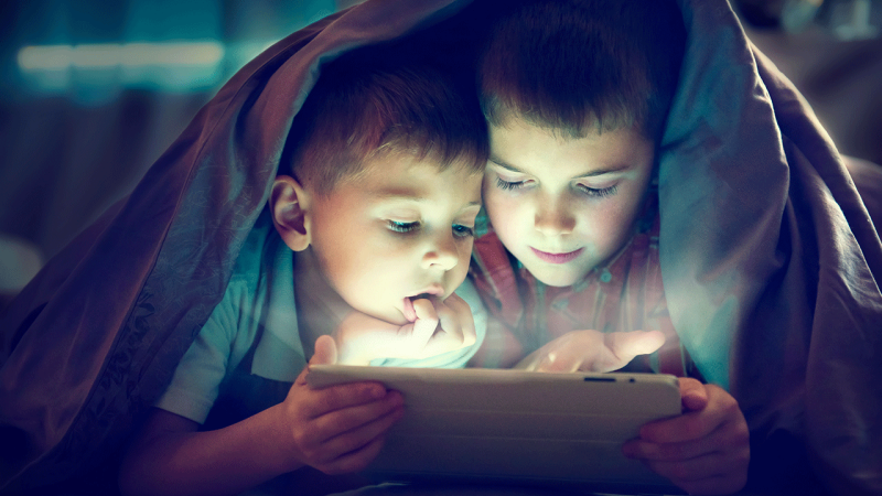 Crianças usam em tecnologia à noite