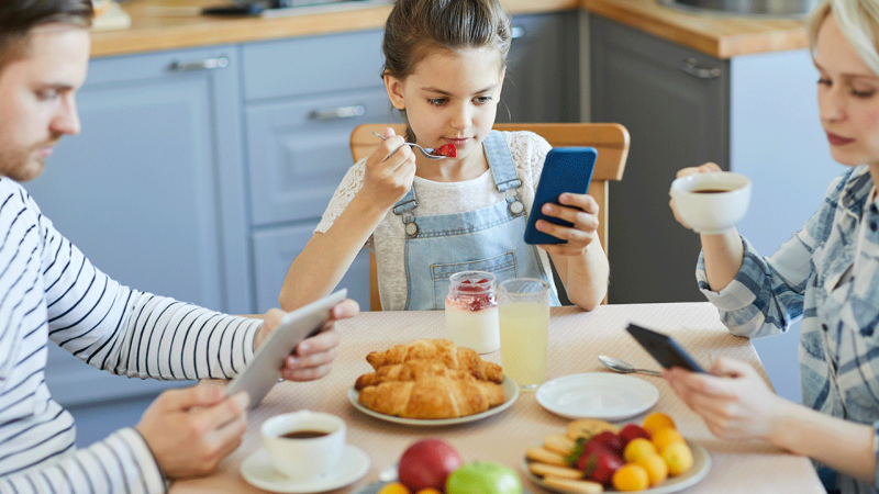 Família utiliza telemóvel à refeição