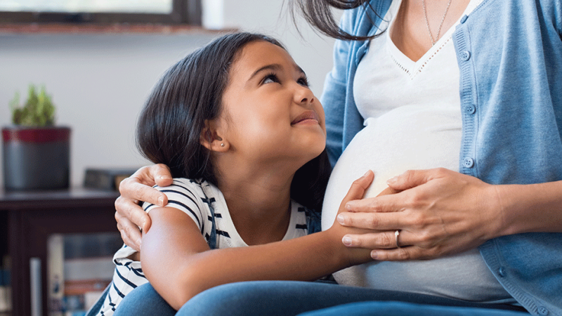 Mãe prepara a filha para a chegada de um irmão