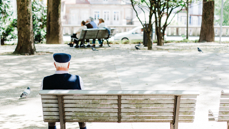 Homem idoso sofre de solidão na terceira idade