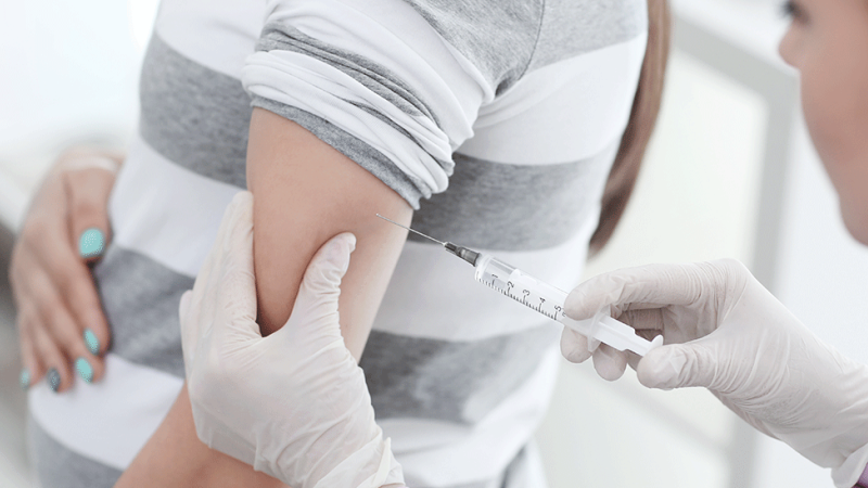 Mulher grávida leva vacina da tosse convulsa