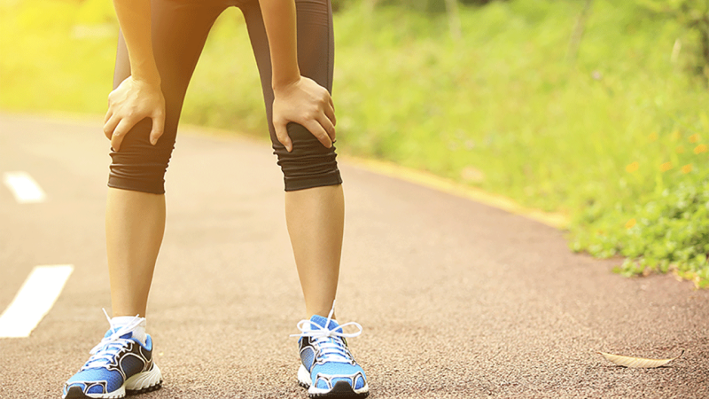 Mulher descansa, seguindo as dicas de treino