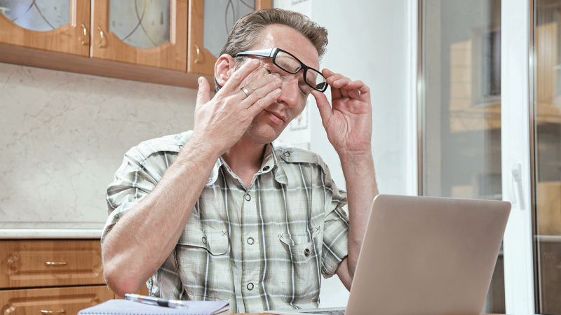 Homem adota um dos hábitos que prejudicam a visão