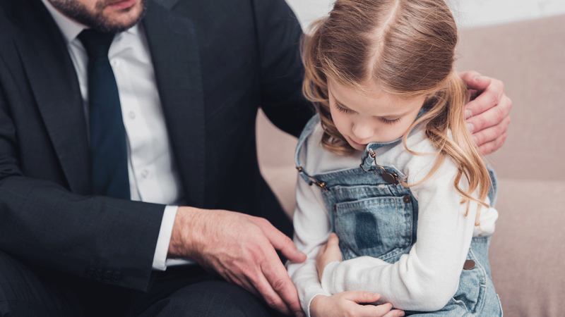 Pai tranquiliza filha maldisposta devido a vómitos