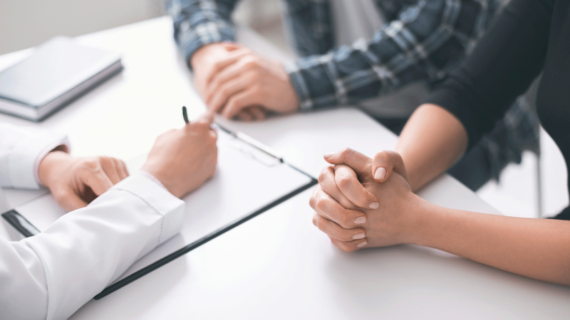 Médico fala com pacientes sobre tipos de cancro mais frequentes