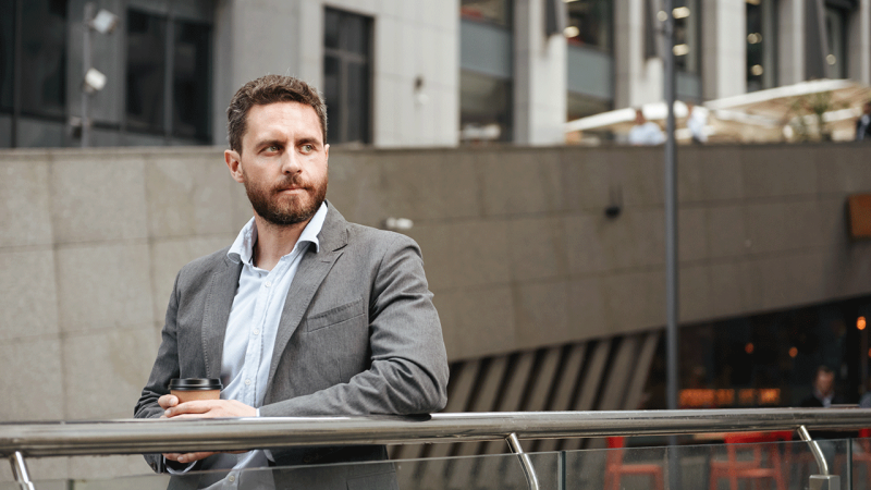 homem de 40 anos pensativo na rua