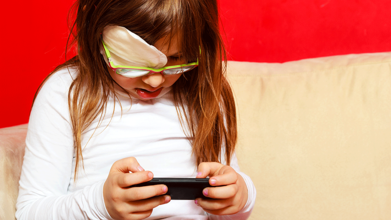 Menina faz tratamento para ambliopia