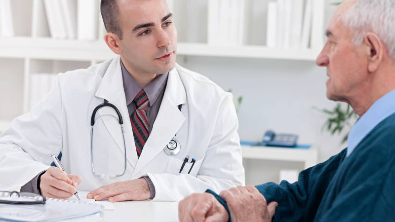 Médico e paciente conversam sobre como prevenir o cancro da próstata