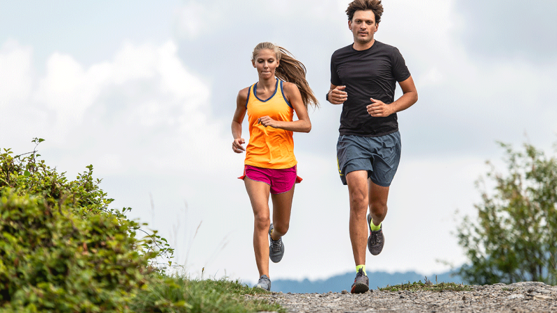 Homem e mulher adotam medidas para correr em segurança