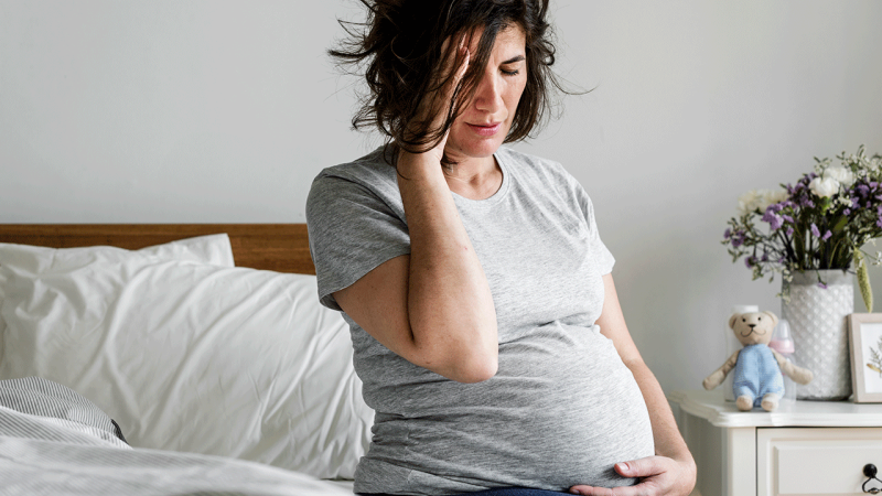 Mulher grávida manifesta sintomas de descolamento da placenta