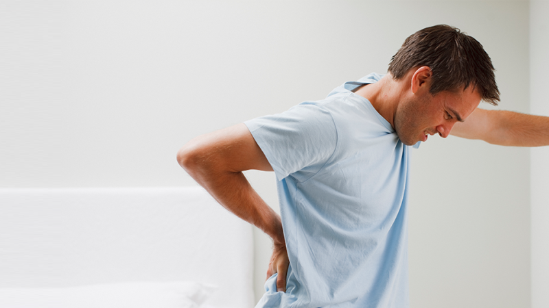 Homem manifesta sinais de dor nas costas