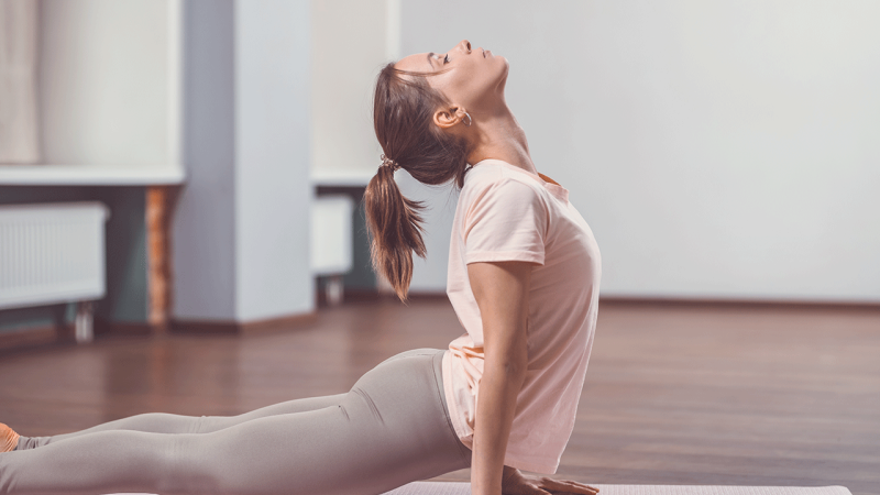 Mulher pratica exercício físico para recuperar a forma no pós-parto
