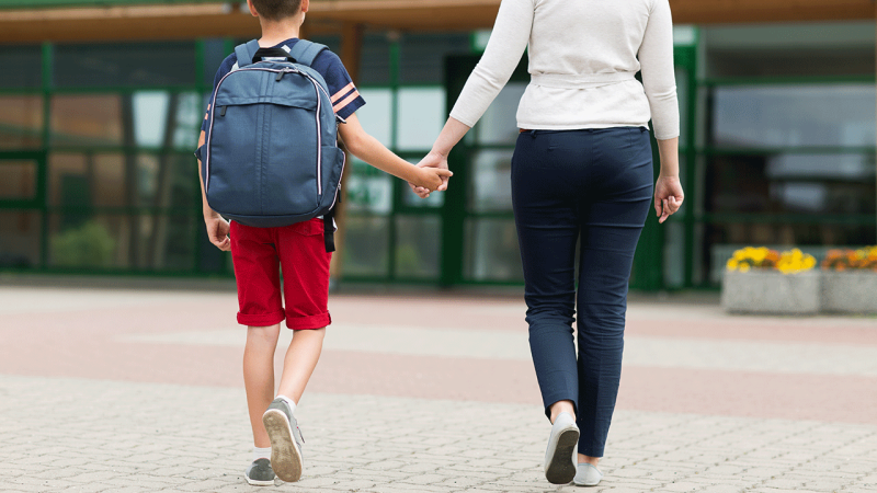 mãe acompanha filho no dia da entrada na escola