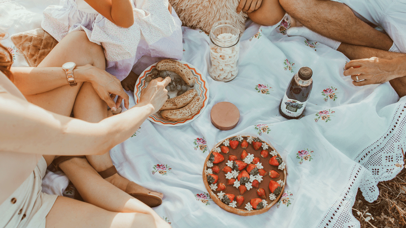 Grupo de pessoas adota medidas para prevenir intoxicações alimentares